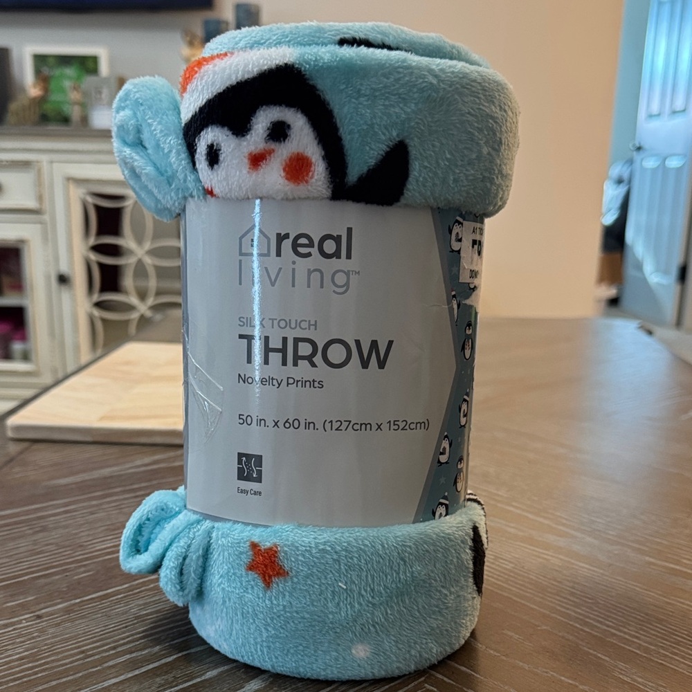 Real Living Penguin Print Throw Blanket - Blue